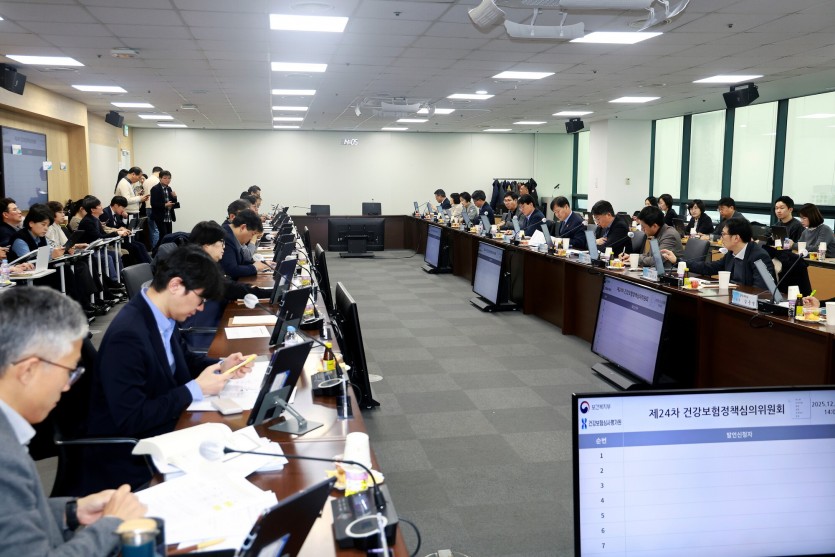 지난해 12월 23일 서울 서초구 국제전자센터에서 열린 2025년 제24차 건강보험정책심의위원회. ⓒ연합뉴스