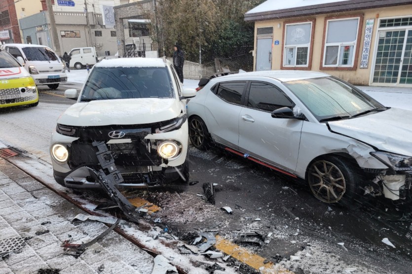 폭설이 내린 지난달 2일 제주시 용담동 한 도로에서 눈길에 미끌어진 차량 2대가 부딪혀 파손돼 있다. [제주도 소방안전본부 제공] ⓒ﻿연합뉴스